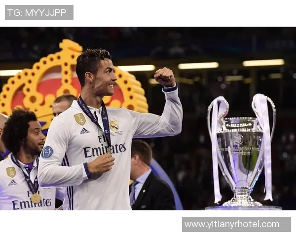 球迷冲进场内抢C罗球衣引发欧冠赛场惊奇一幕